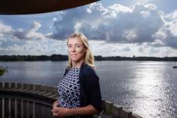 2016 juli - In opdracht van Volta_thinksvisual, voor Bouwfonds Property Finance GO18 Ezine#01 - portret van Anne-marie van Iwaarden van BPD op locatie bij de Kralingse Plas in Rotterdam. ©2016 Raymond de Vries (RAY fotografie/beeld/ontwerp)