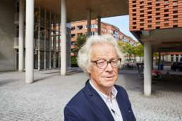 2017 augustus - In opdracht van Volta_thinks_visual, Utrecht, voor BPD GO18 Ezine #04 (Bouwfonds Property Finance). Op de foto architect Rudy Uytenhaak op locatie bij project ‘Olympisch kwartier’ in Amsterdam (Afroditekade-Artemisstraat-Laan der Hesperiden). ©2017 Raymond de Vries (RAY fotografie/beeld/ontwerp)