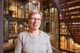 2018 januari - In opdracht van Volta_thinksvisual voor Bouwfonds Property Development GO18 ezine #06; portret van Karin Laglas, directeur Ymere. Op locatie hoofdkantoor Amsterdam.