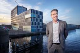2018 januari - In opdracht van Volta_thinksvisual voor Bouwfonds Property Development, GO18 ezine #07; portret van Patrick_Joosen. Op locatie Den Haag.